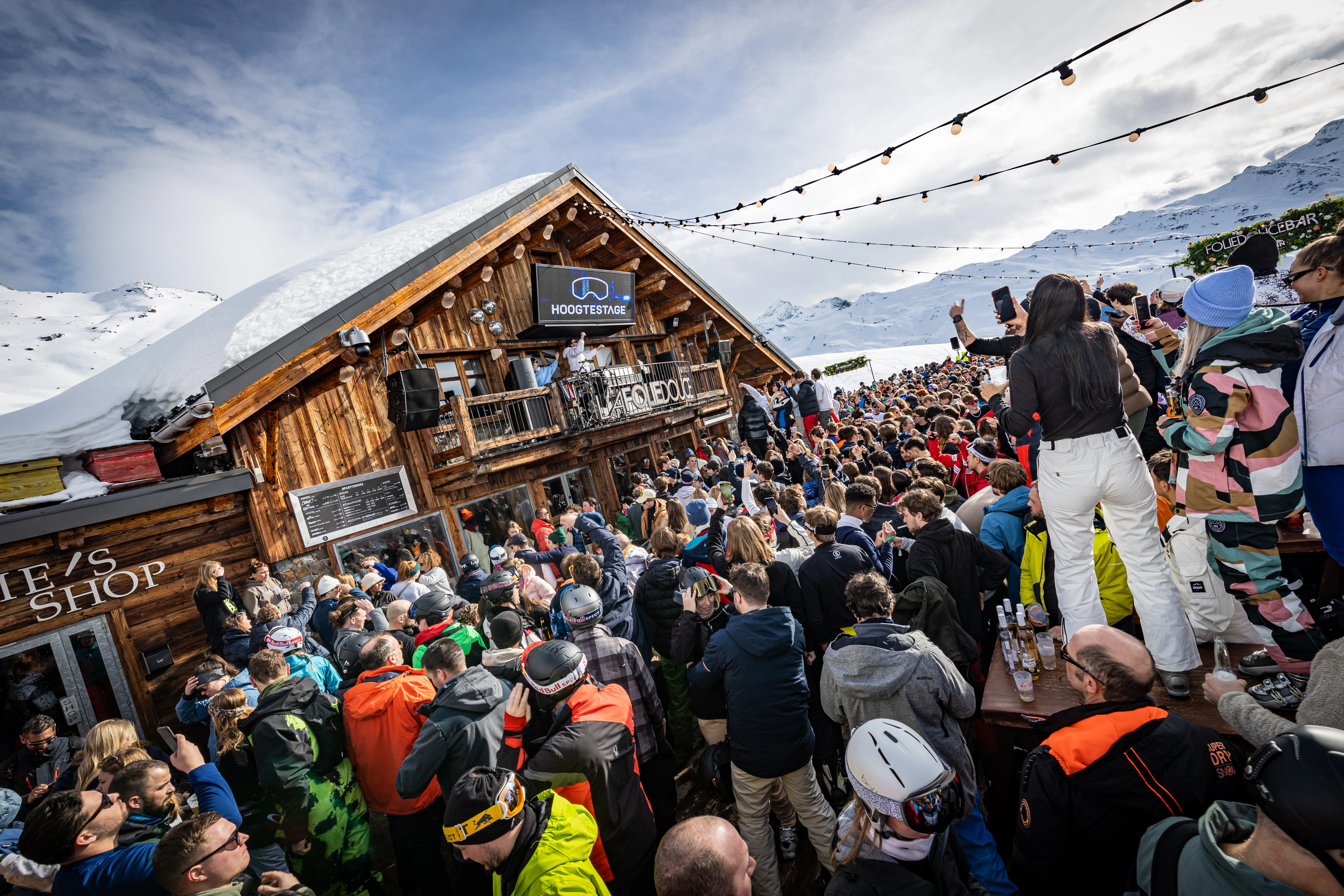 Portfolio foto 4, wide shot van de la folie douce, ensen staan op tafels en feesten 